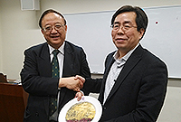 Delegation from Zhejiang University: Prof. Joseph Lau (left), Master of Lee Woo Sing College presents a souvenir to Prof. Ying Yibin (right), Associate Vice-President of Zhejiang University